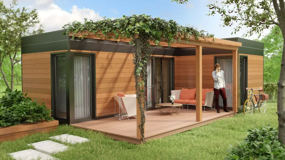 Braunes Gartenhaus mit rotem Sofa auf der Veranda und bepflanztem Rankgitter