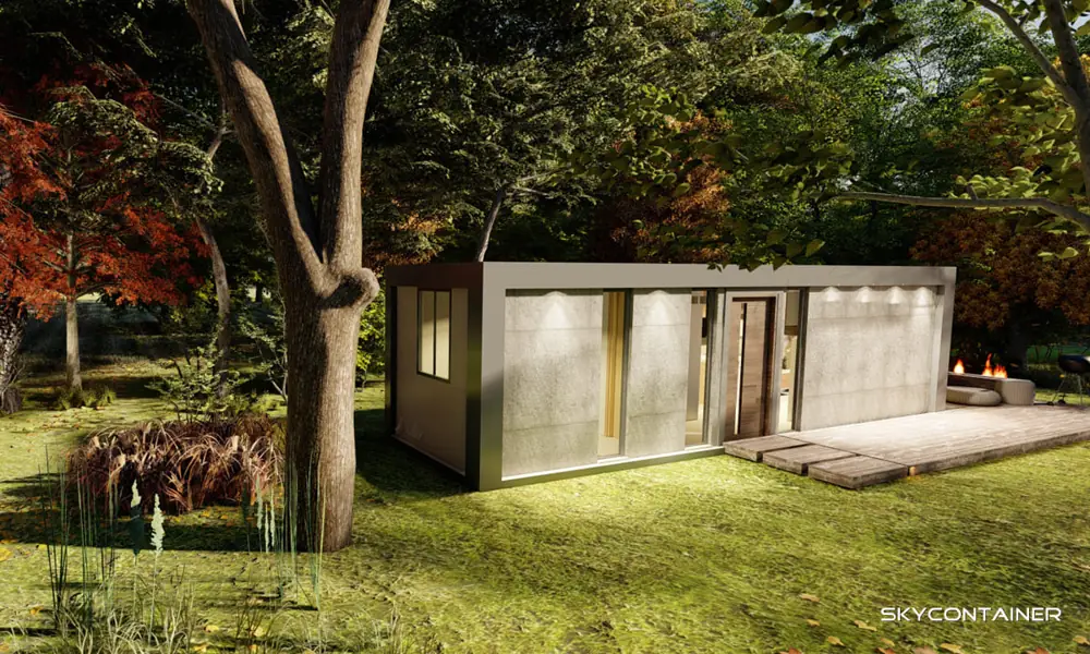 Langes Container-Gartenhaus mit Vorhängen hinter der Glasfront im Herbstgarten